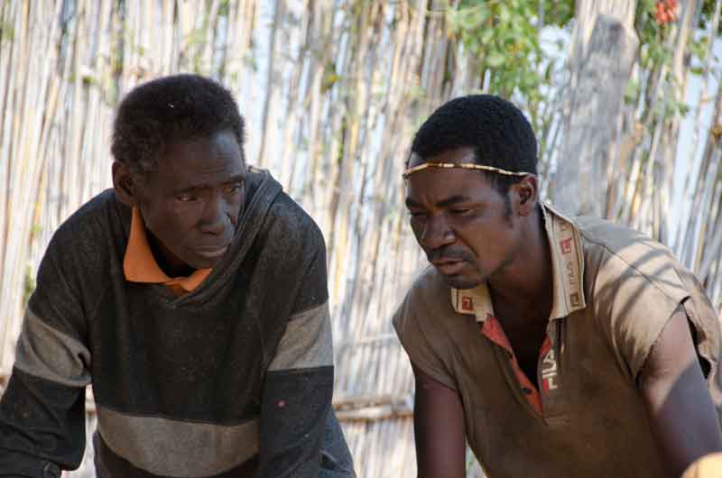 51 - Namibia - poblado Kavango - hombres Kavango